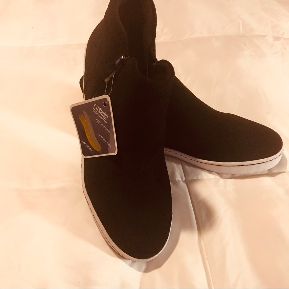 Clarke’s Collection Co.Size 10 Black Zip Suede Booties with Cushion Feel Insoles